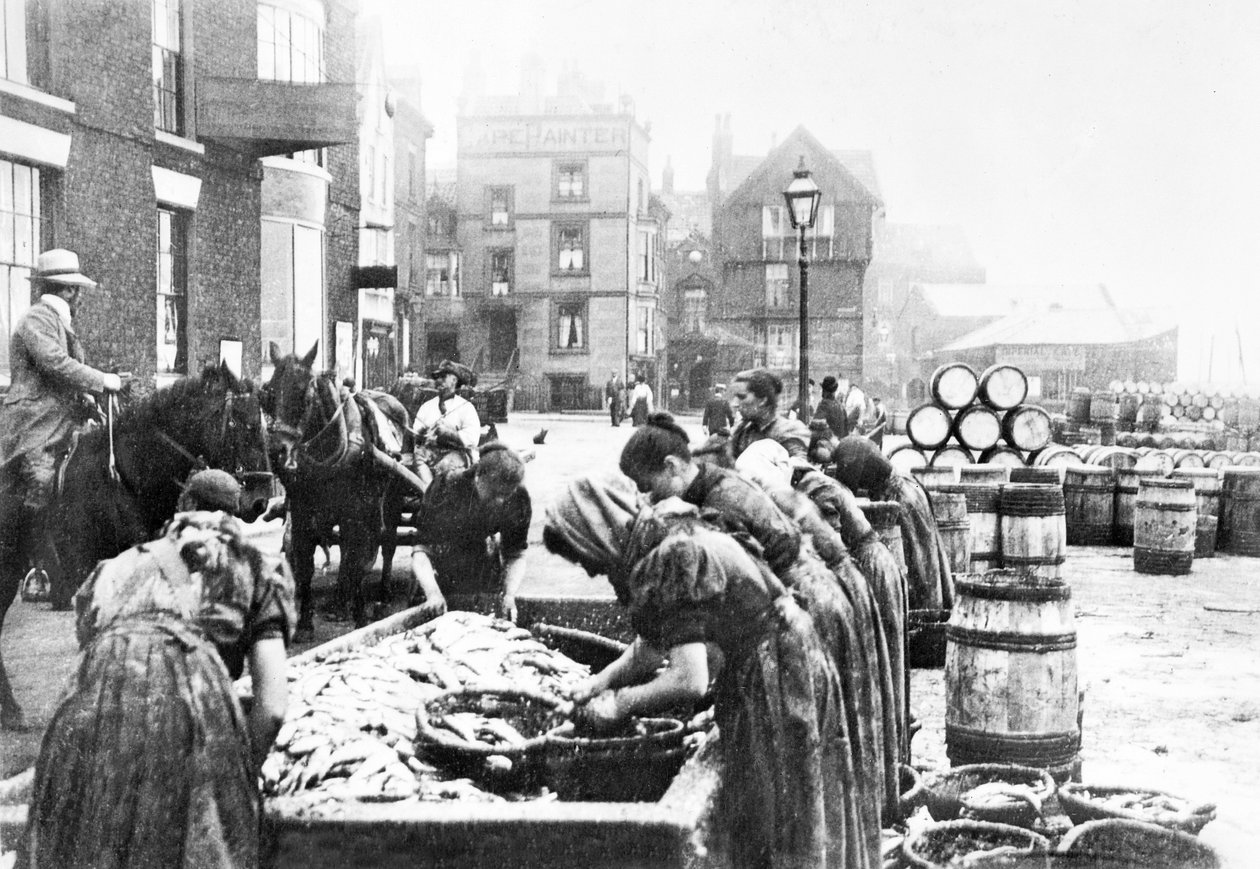 英国：斯卡伯勒工作中的苏格兰鲱鱼水槽。斯卡伯勒，约1890年 作者 不明