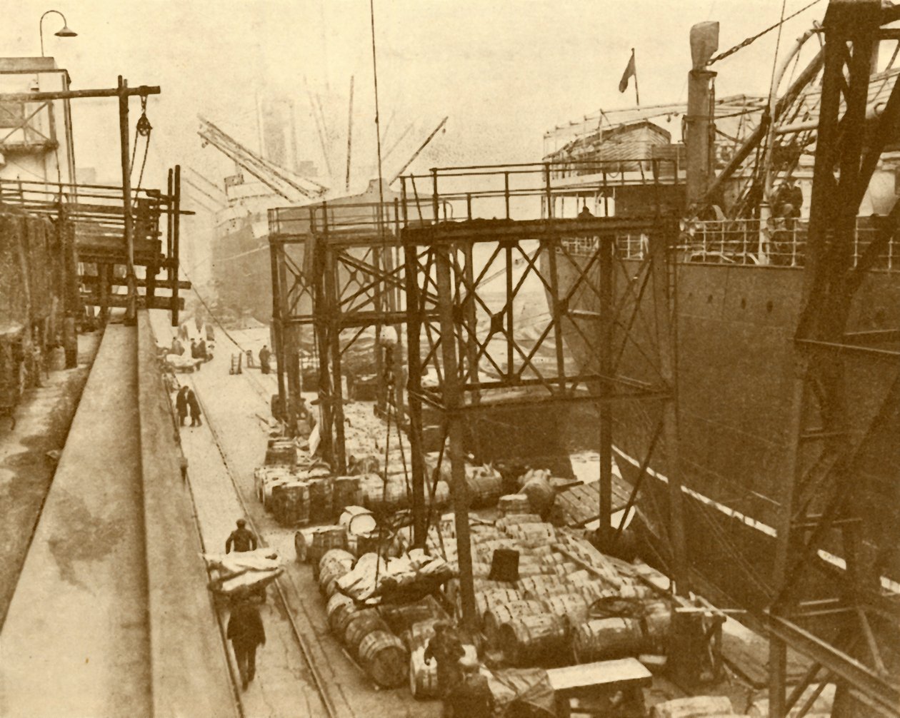 大约在1930年在伦敦皇家阿尔伯特码头（Royal Albert Docks）卸货船。 作者 不明