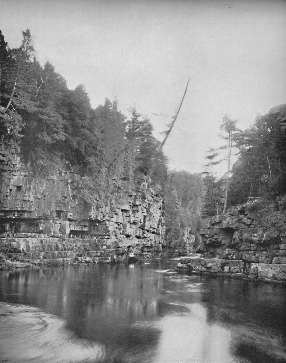 Au Sable峡谷的上端，阿地伦达山脉，c1897。 作者 不明
