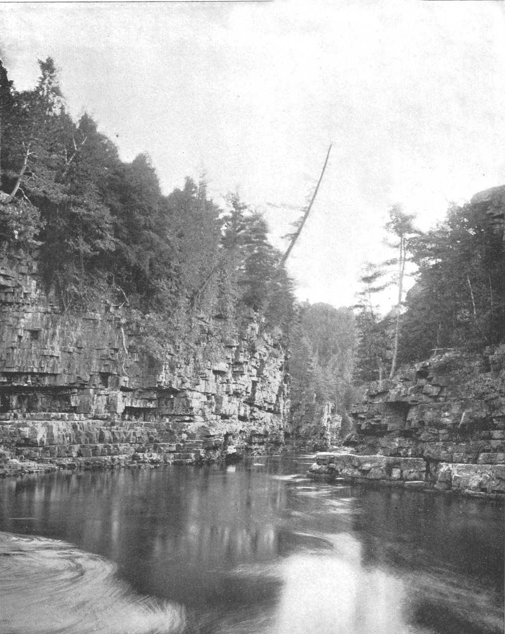 美国纽约州阿地伦达山脉的可钻鸿沟的上端，约1900年。 作者 不明