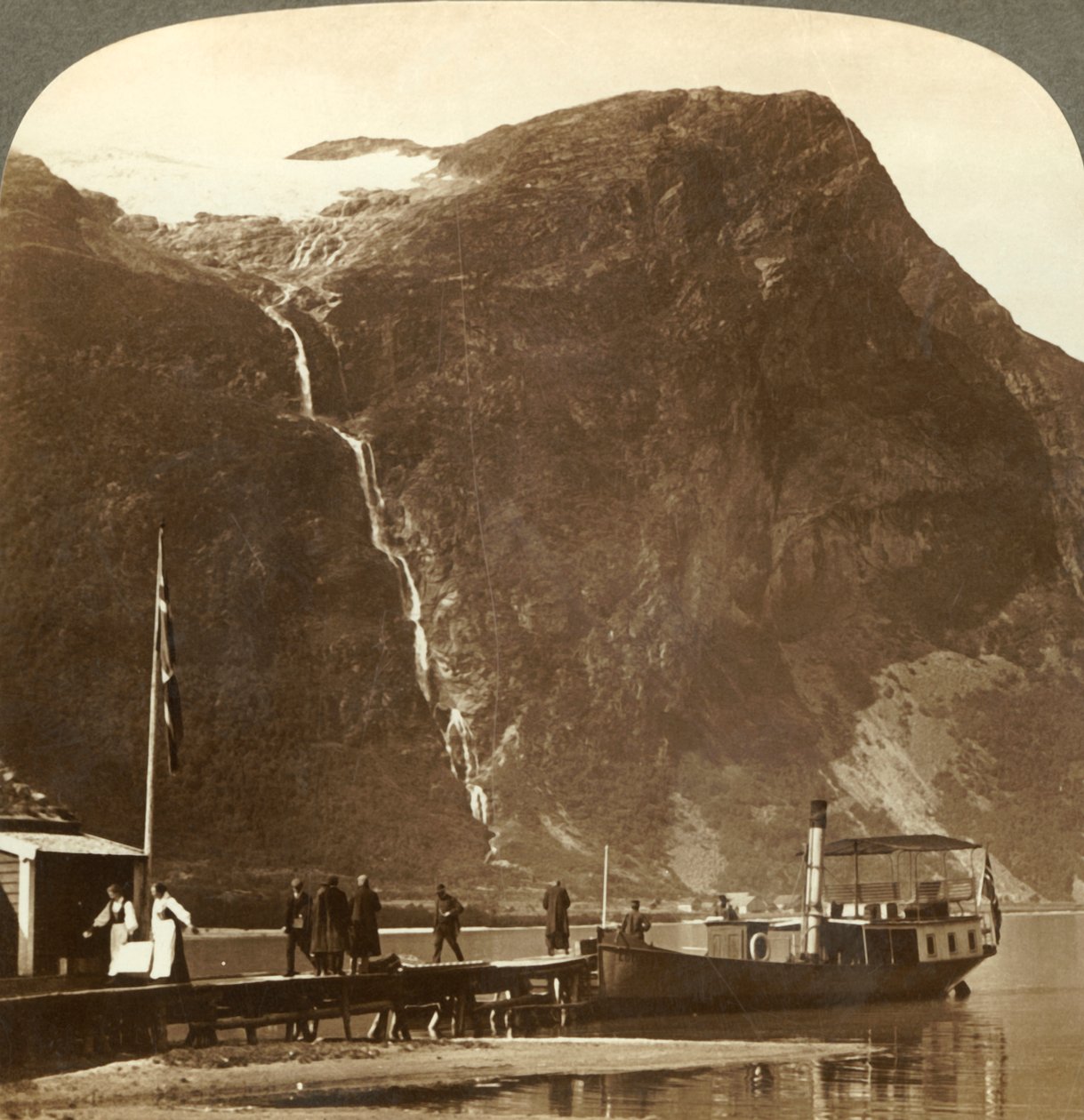 Utigards从Ravnefjeld冰川落在Loen湖-来自挪威内斯达尔，c1905年。 作者 不明