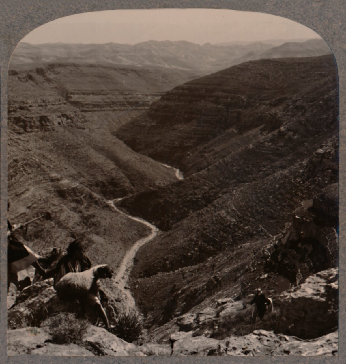 亚诺河谷，牧羊人和绵羊在前景，c1900 作者 不明