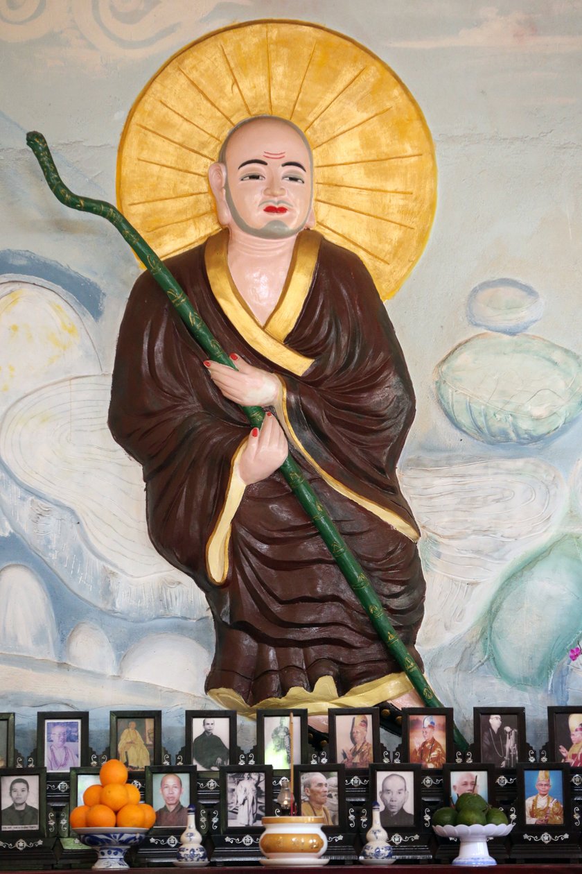 范汉禅宗寺院。佛教僧人在越南的祖先祭坛上。对死者的敬仰。大叻。越南 作者 不明