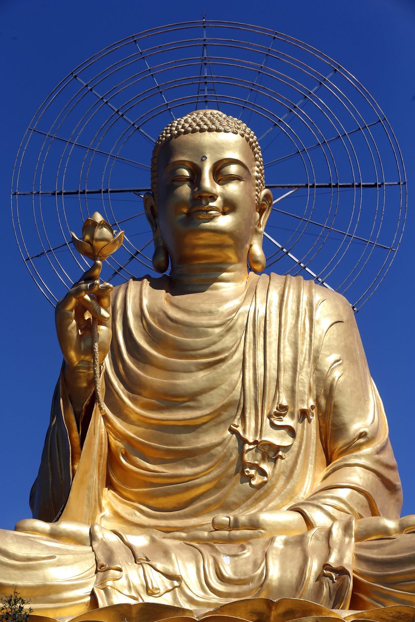 Van Hanh zen buddhist monastery. Golden Buddha statue. Dalat. Vietnam 作者 不明