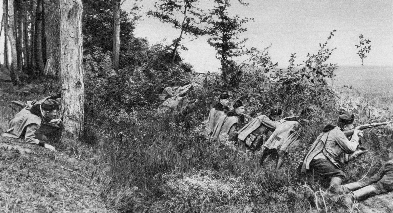 奥匈帝国乌兰人先锋队在森林中的一片空地上，第一次世界大战，1917年 作者 不明