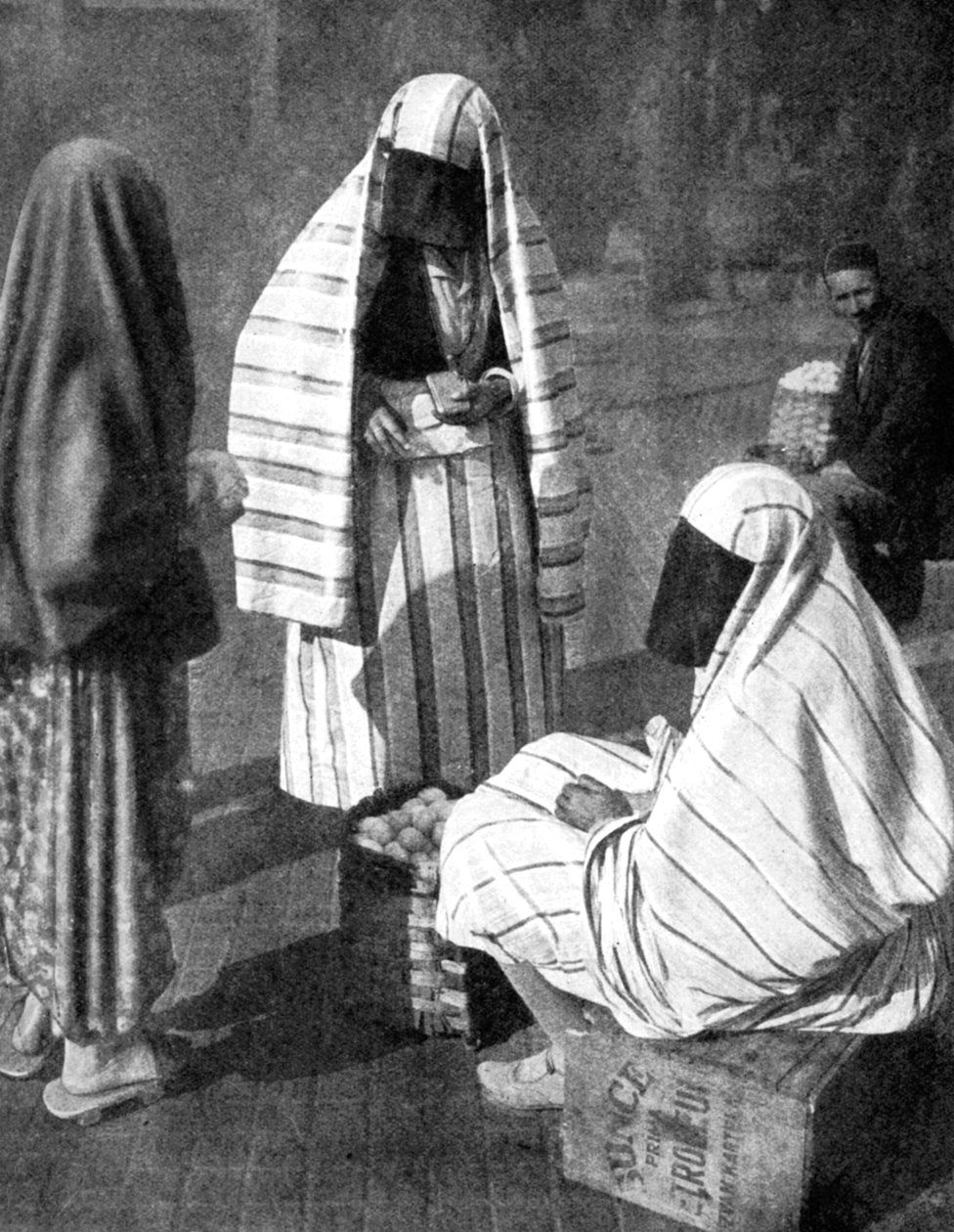 面纱的妇女，波斯尼亚萨拉热窝，1936年 作者 不明