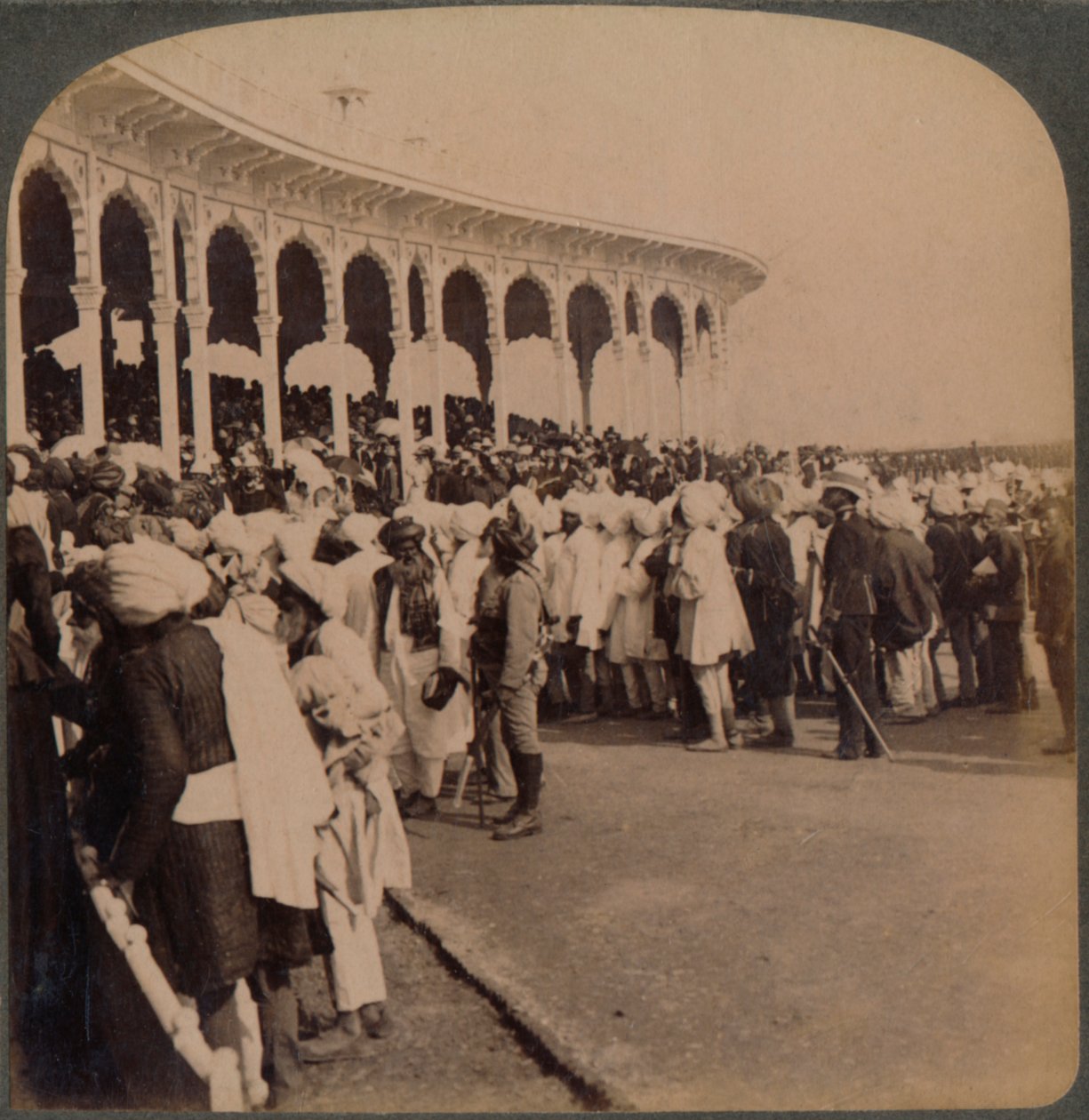 1857年兵变的老兵进入印度德里杜巴的圆形剧场，1903年 作者 不明