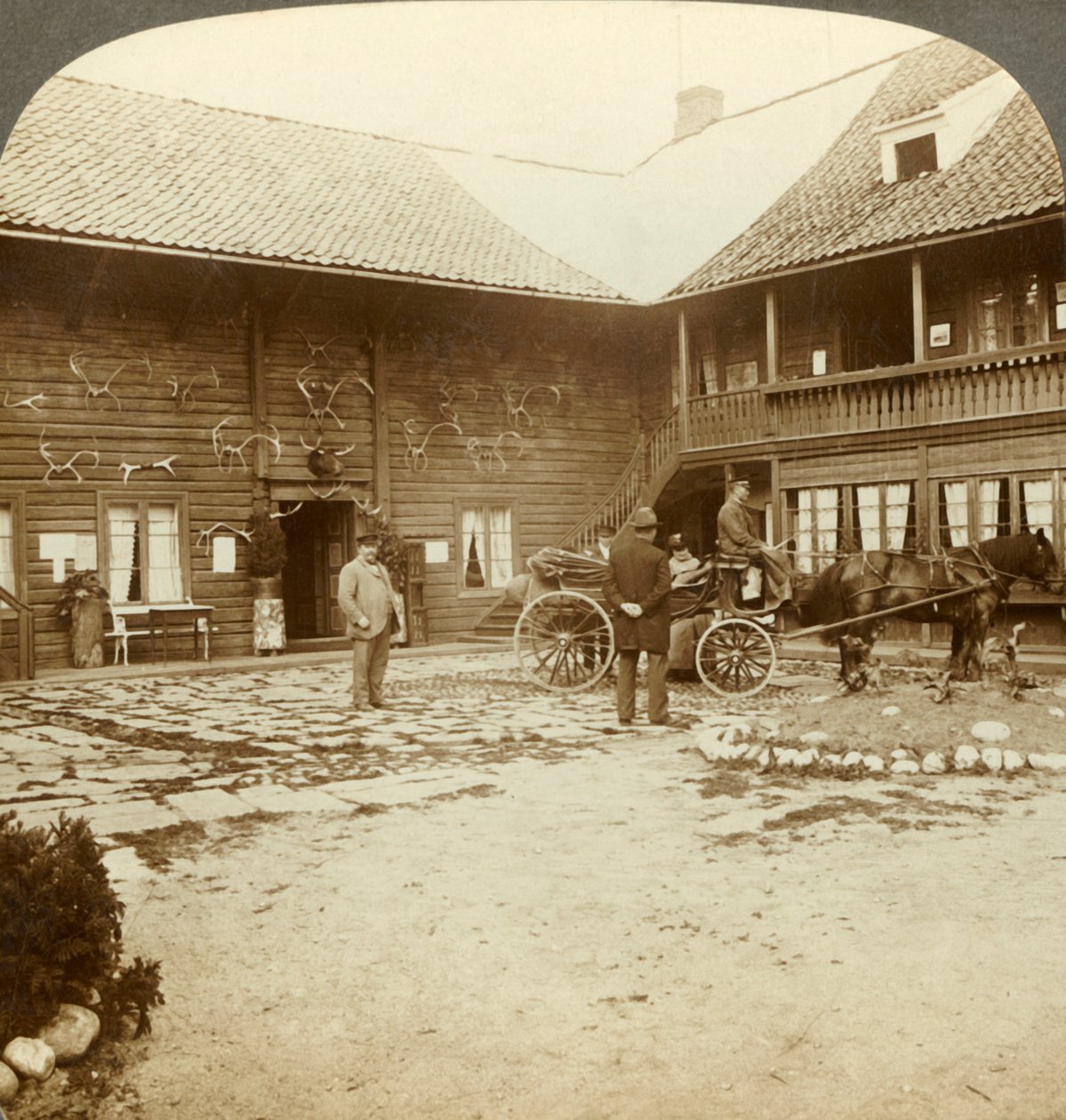 1905年，维多利亚酒店，在崎Norway不平的挪威的康斯贝格，饰有驯鹿鹿角。 作者 不明
