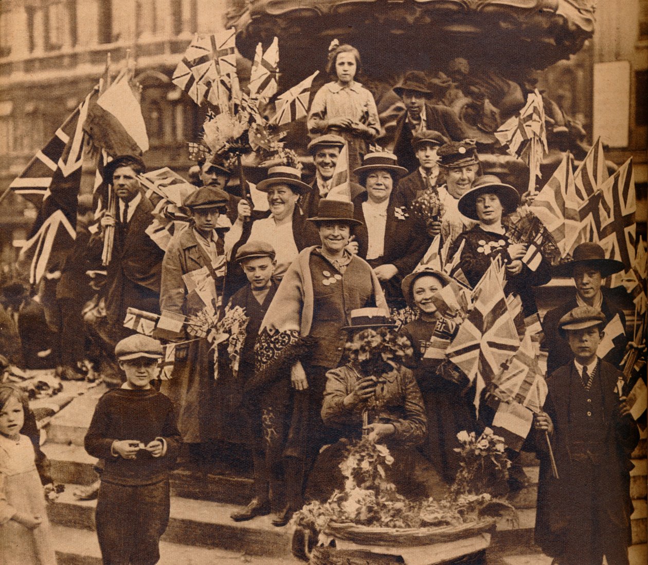1918年，1938年在伦敦皮卡迪利区的爱神（Eros）下举行胜利庆祝活动 作者 不明