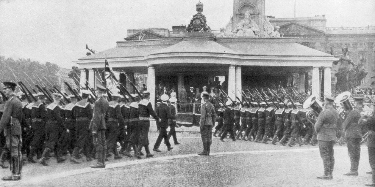 1919年7月19日，胜利游行通过维多利亚纪念馆和白金汉宫，伦敦 作者 不明