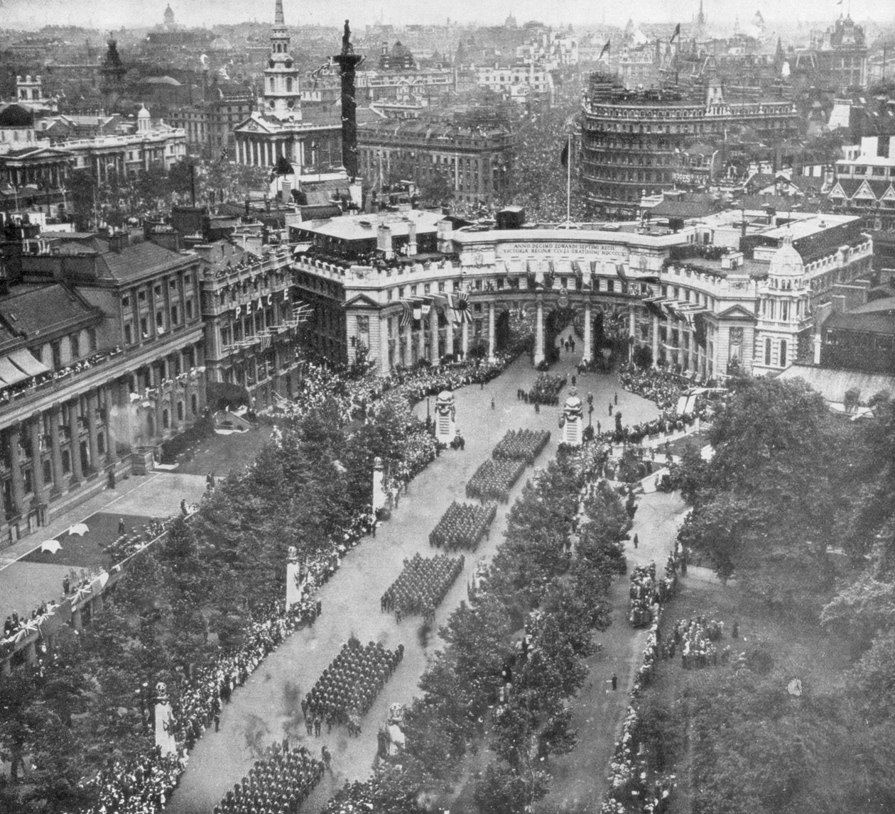 胜利大游行穿过金钟拱门并穿过购物中心，1919年7月19日，1926年 作者 不明
