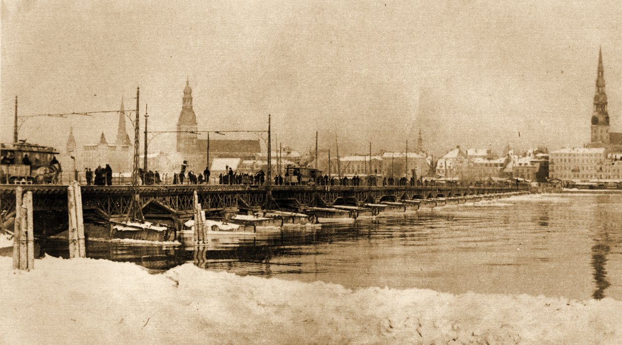 拉脱维亚里加德维纳河上的浮动桥景观。1915年(照片) 作者 不明