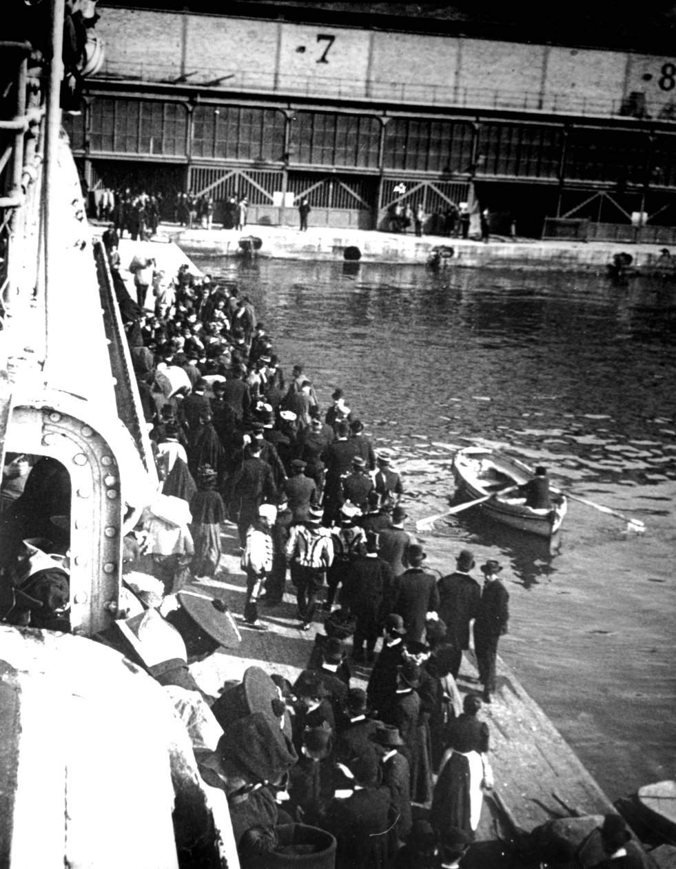 1900年，越南西贡斗门港的游客 作者 不明