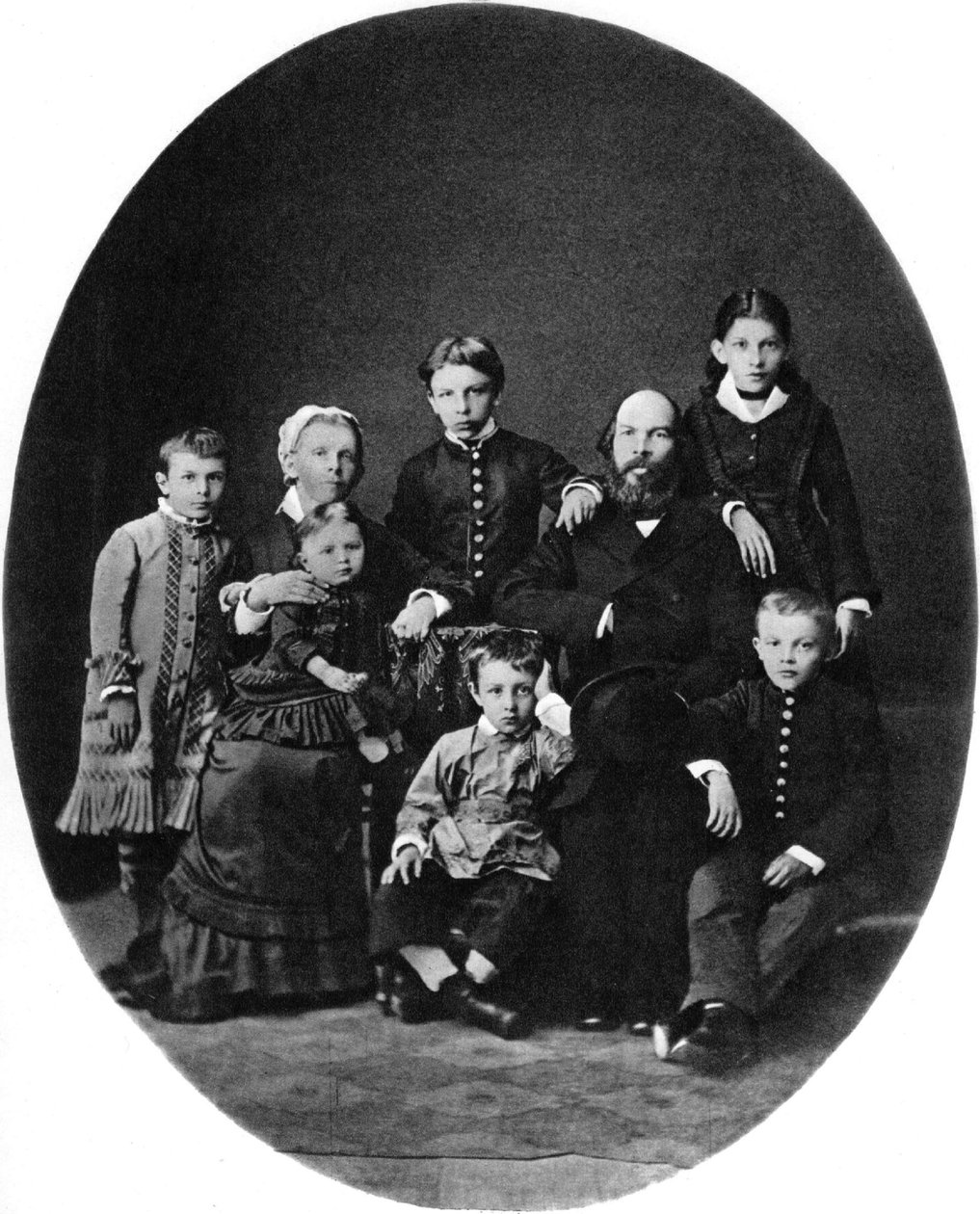 弗拉基米尔·乌里扬诺夫·列宁（Vladimir Ulyanov Lenin）和他的家人（俄罗斯辛比尔斯克）一起读语法学校，1879年 作者 不明