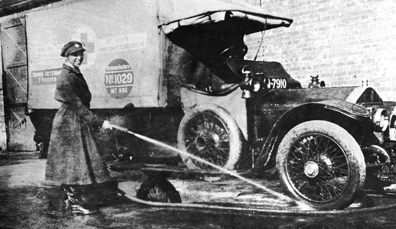 自愿的英国女司机洗她的救护车，剑桥，第一次世界大战，1915年 作者 不明