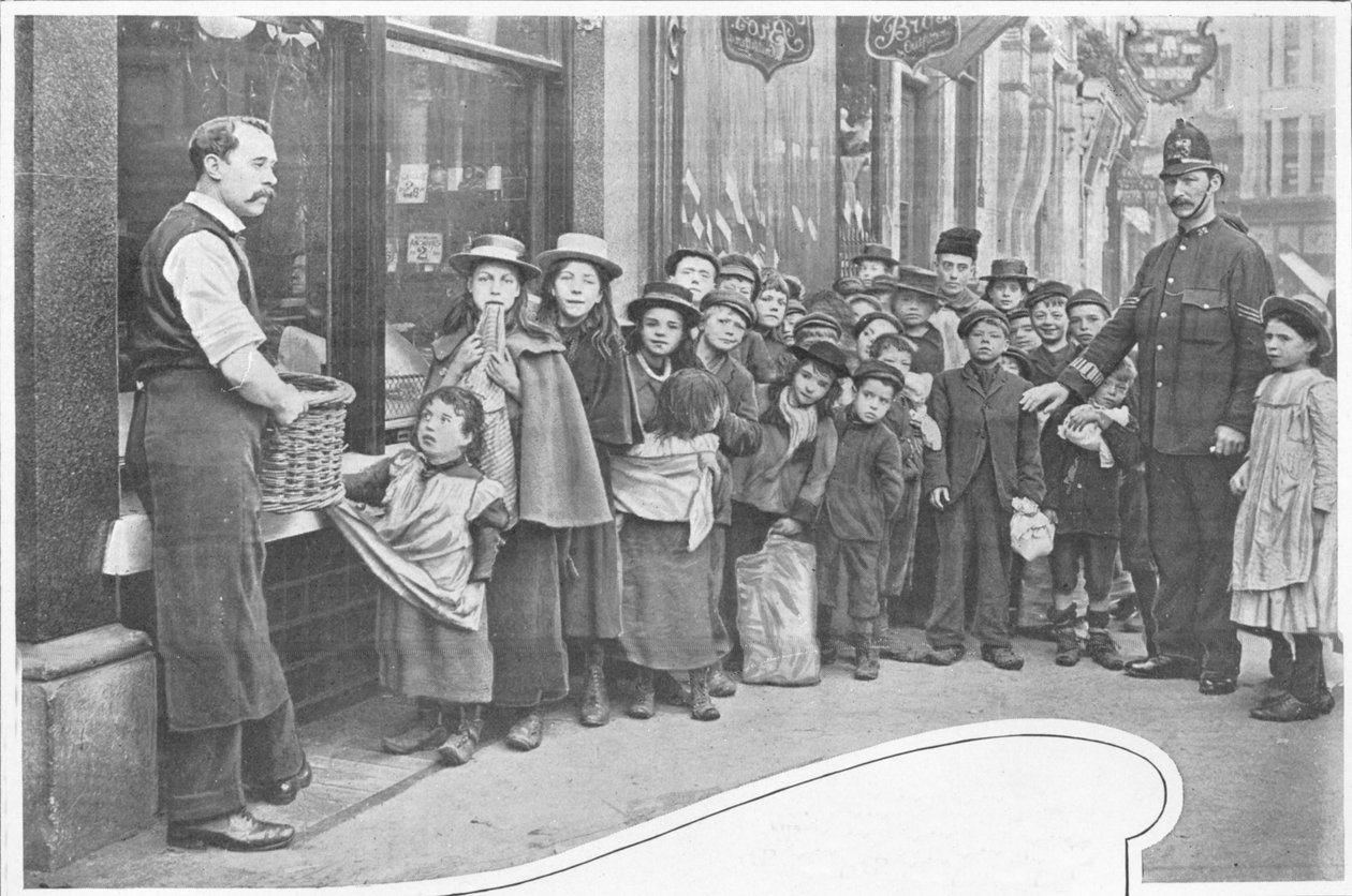 等待食物的堆，Cheapside，c1903 1903 作者 不明