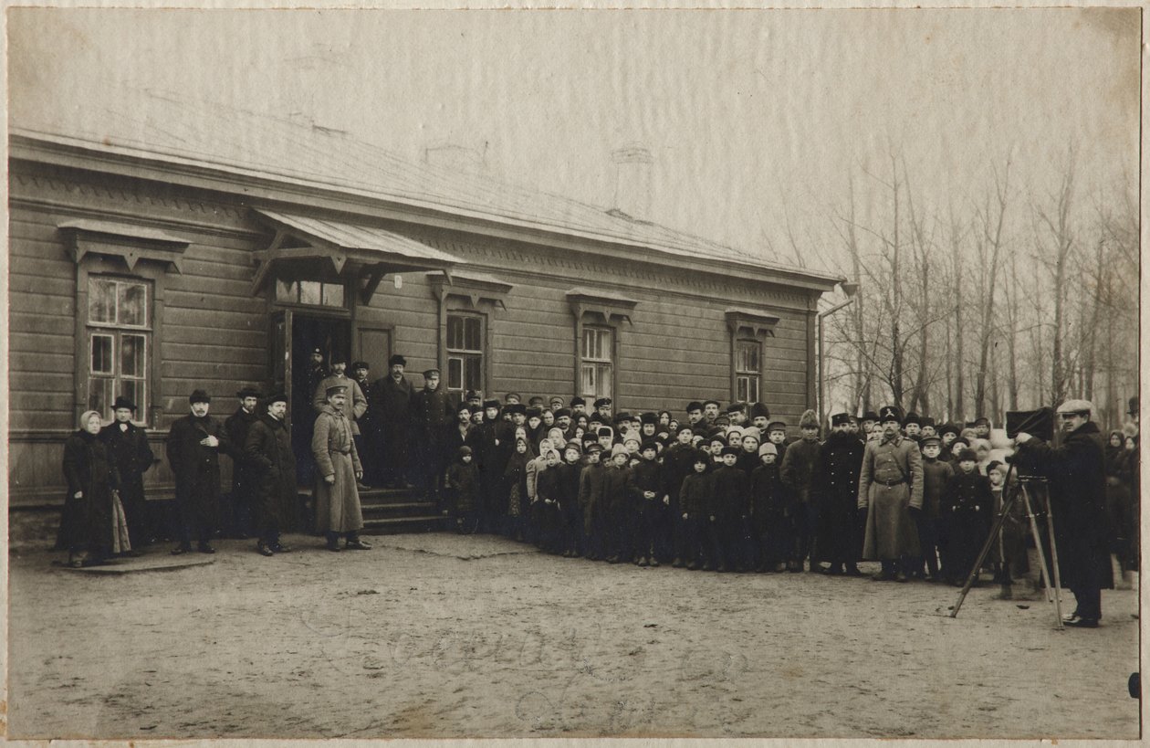 1910年11月20日，1910年11月20日，在托普斯托车站等着列夫·托尔斯泰的尸体 作者 不明