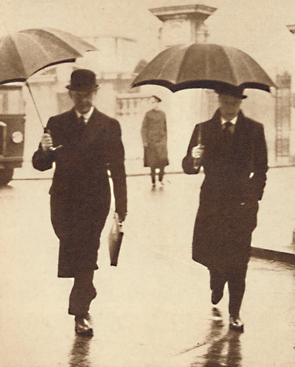 走在雨中，1937年 作者 不明