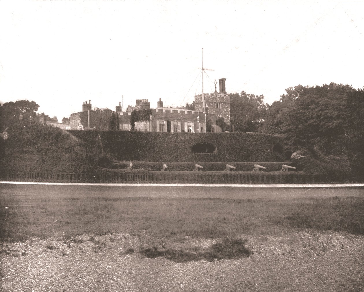 肯特的沃尔默城堡（Walmer Castle），肯特，1894年。 作者 不明