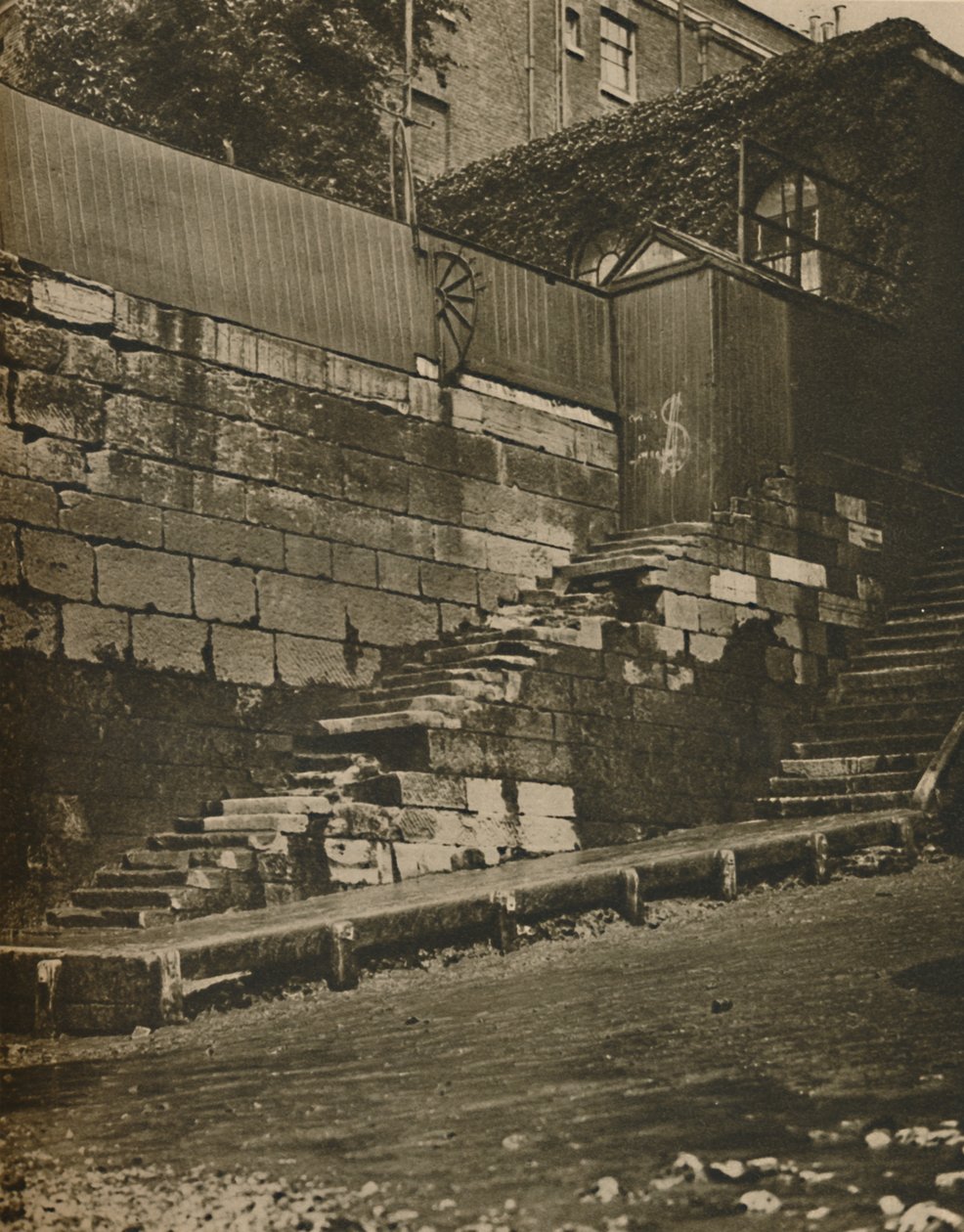 1935年，在沃特曼（Watmen）扎扎的地方，踩着旧楼梯 作者 不明