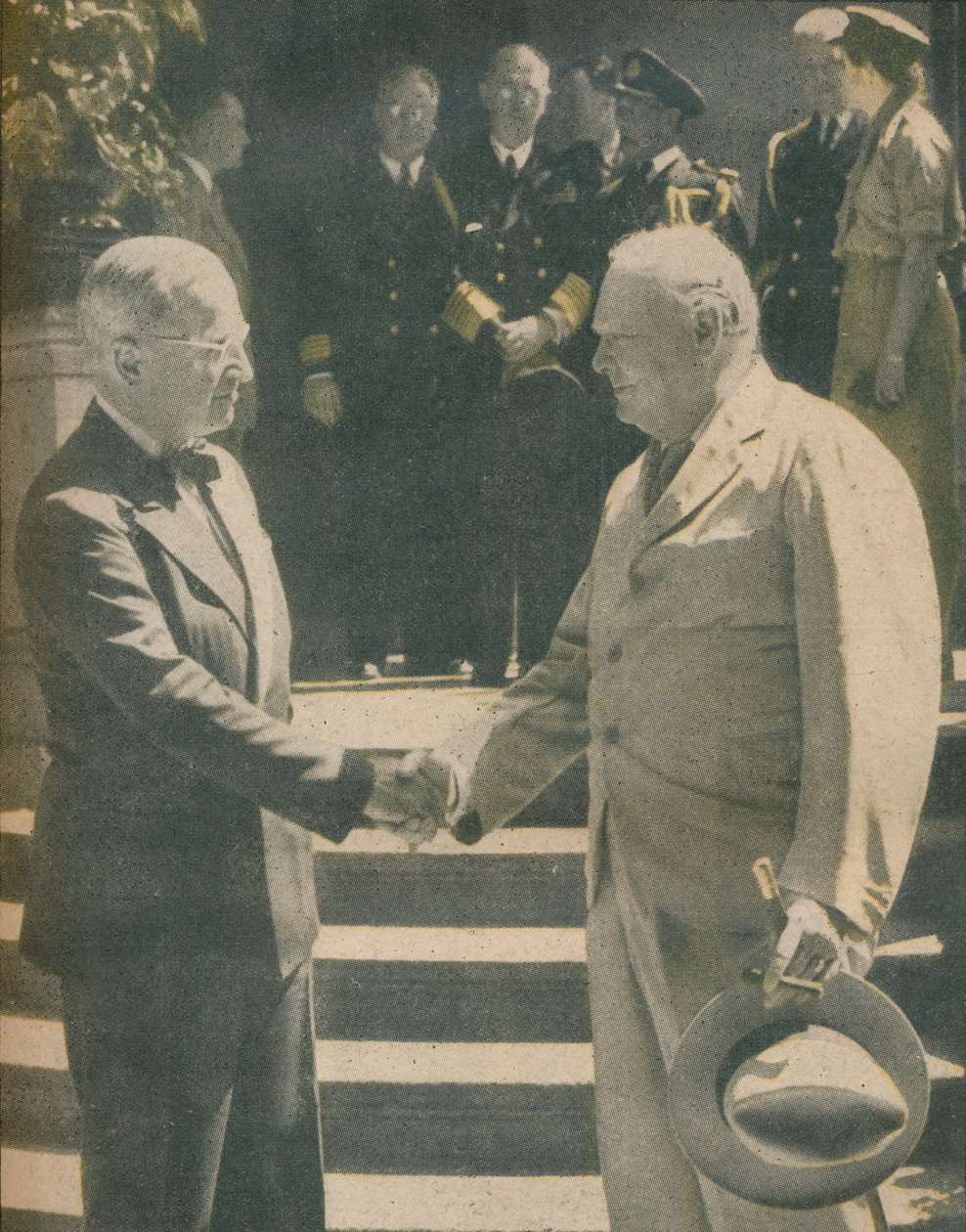 总理与总统之间的热烈握手，1945年 作者 不明