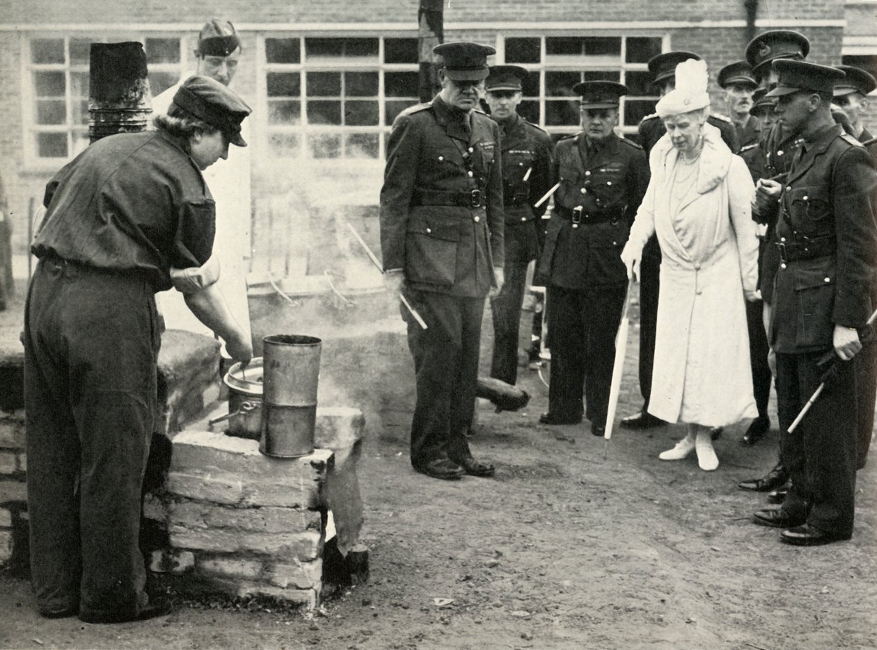 看着ATS女孩上班... 1941年，1941年，阿尔德肖特的军队烹饪学校。 作者 不明