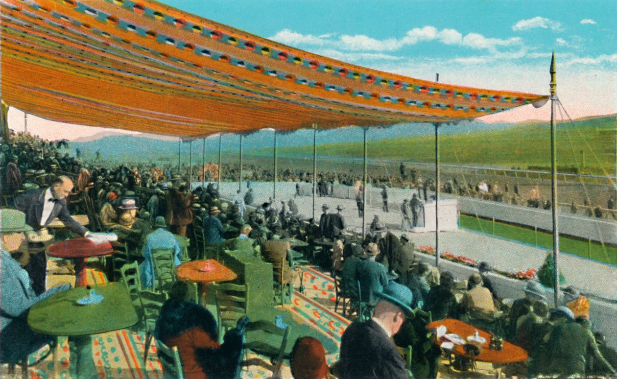 观看阿瓜·卡连特赛马会（Agua Caliente Jockey Club）俱乐部会所前的比赛，大约1939年 作者 不明