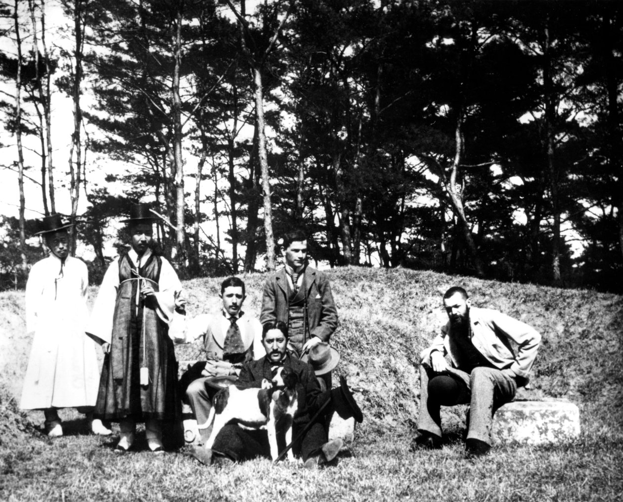 1900年，韩国南山，西方人与当地人在一起 作者 不明