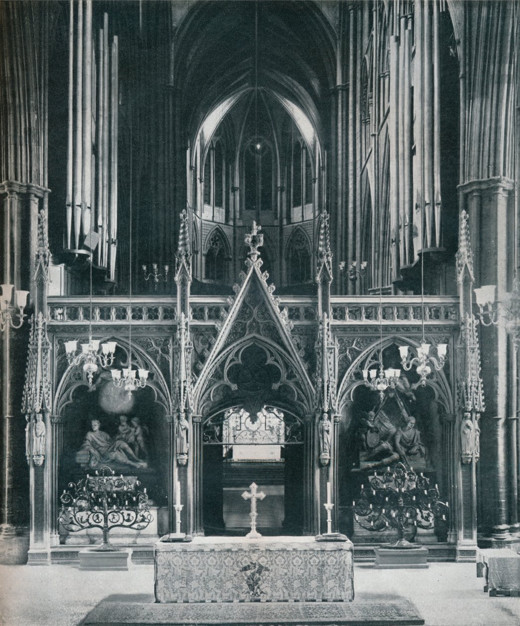 伦敦威斯敏斯特大教堂（Westminster Abbey），展示本诺·埃尔肯（Benno Elkans）的旧约和新约烛台，c1942 作者 不明