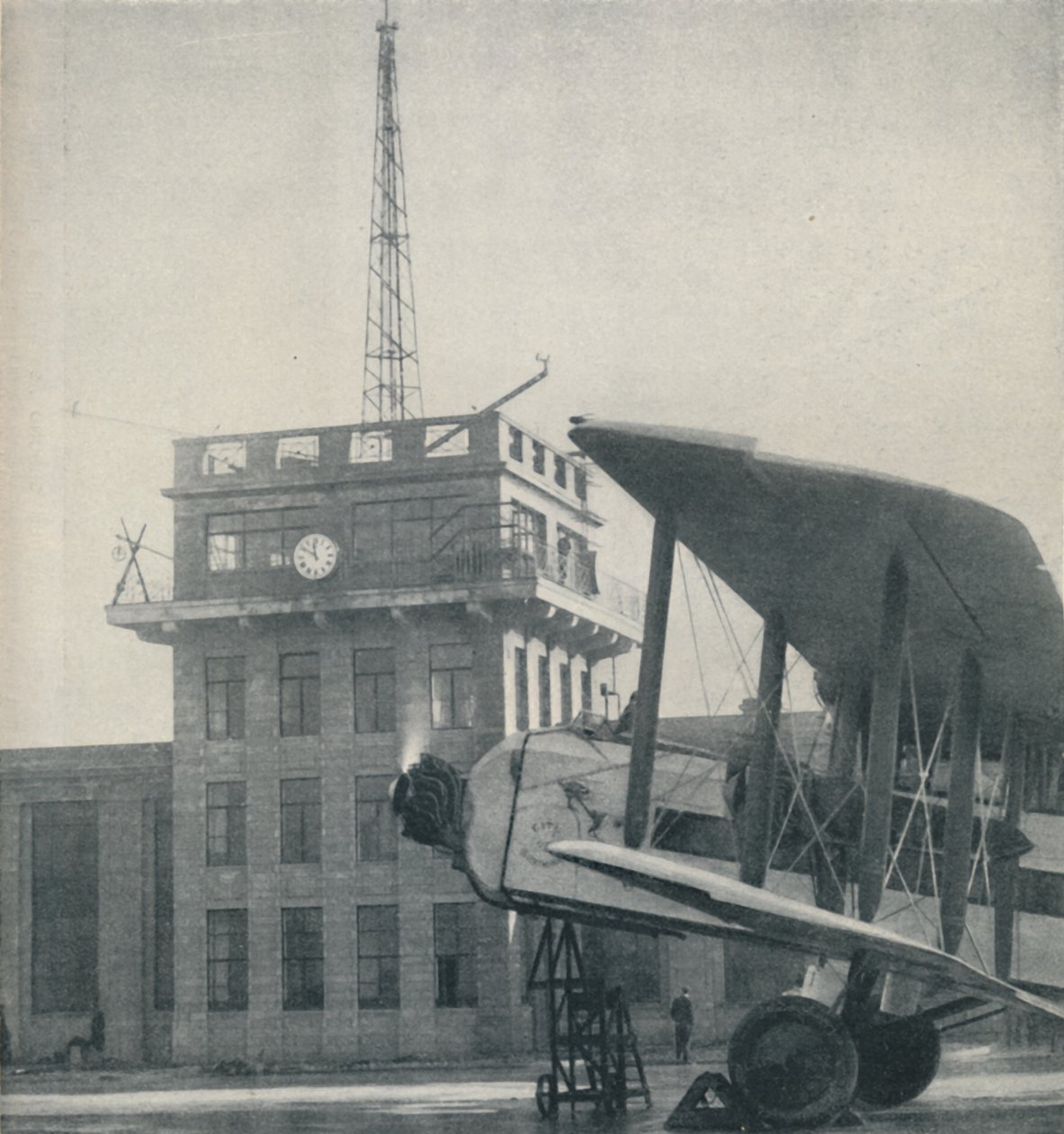 1935年，大机场军官与飞行飞行员保持联系的地方 作者 不明