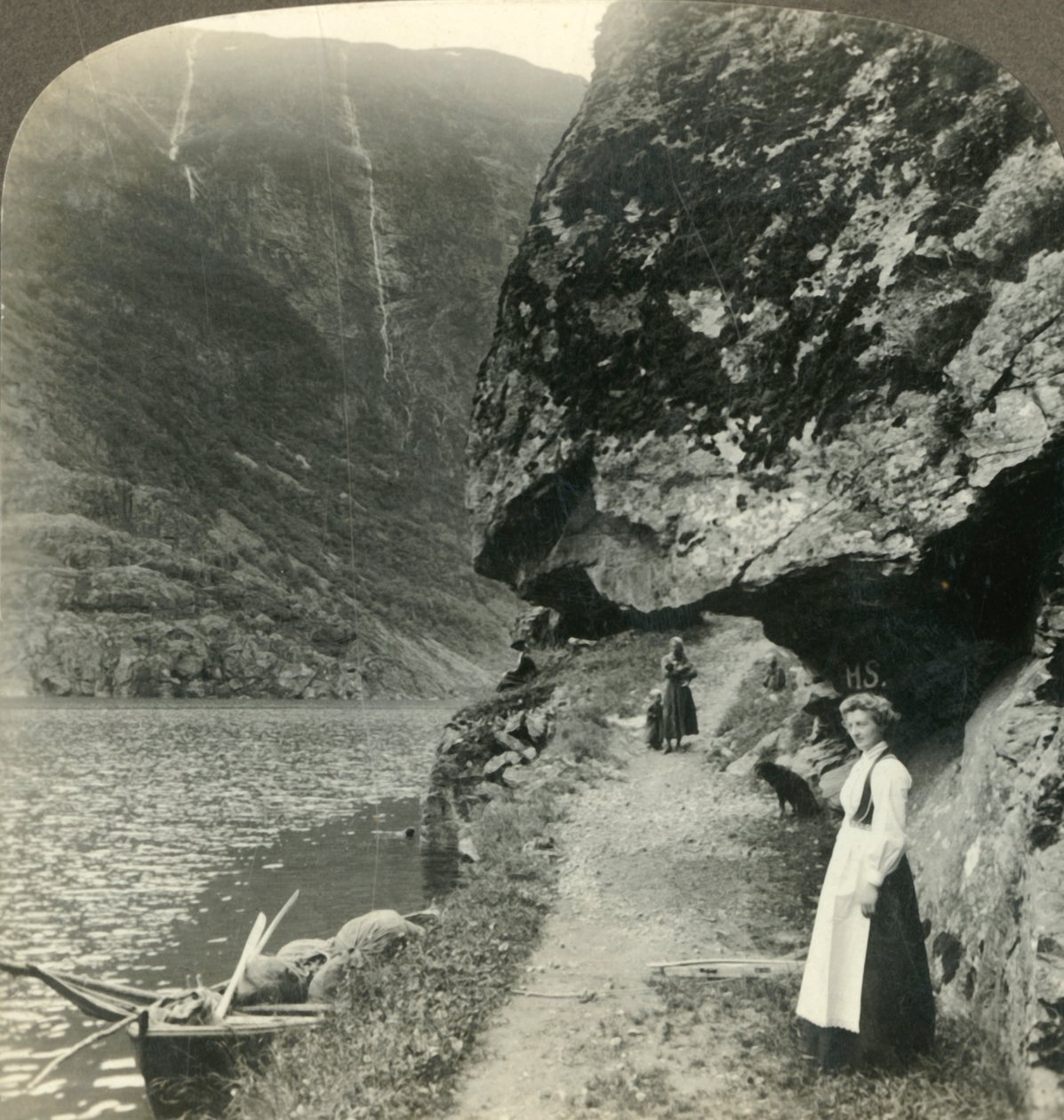 大约在1905年，挪威内罗峡湾的水在陡峭的悬崖下蜿蜒的道路上蔓延。 作者 不明