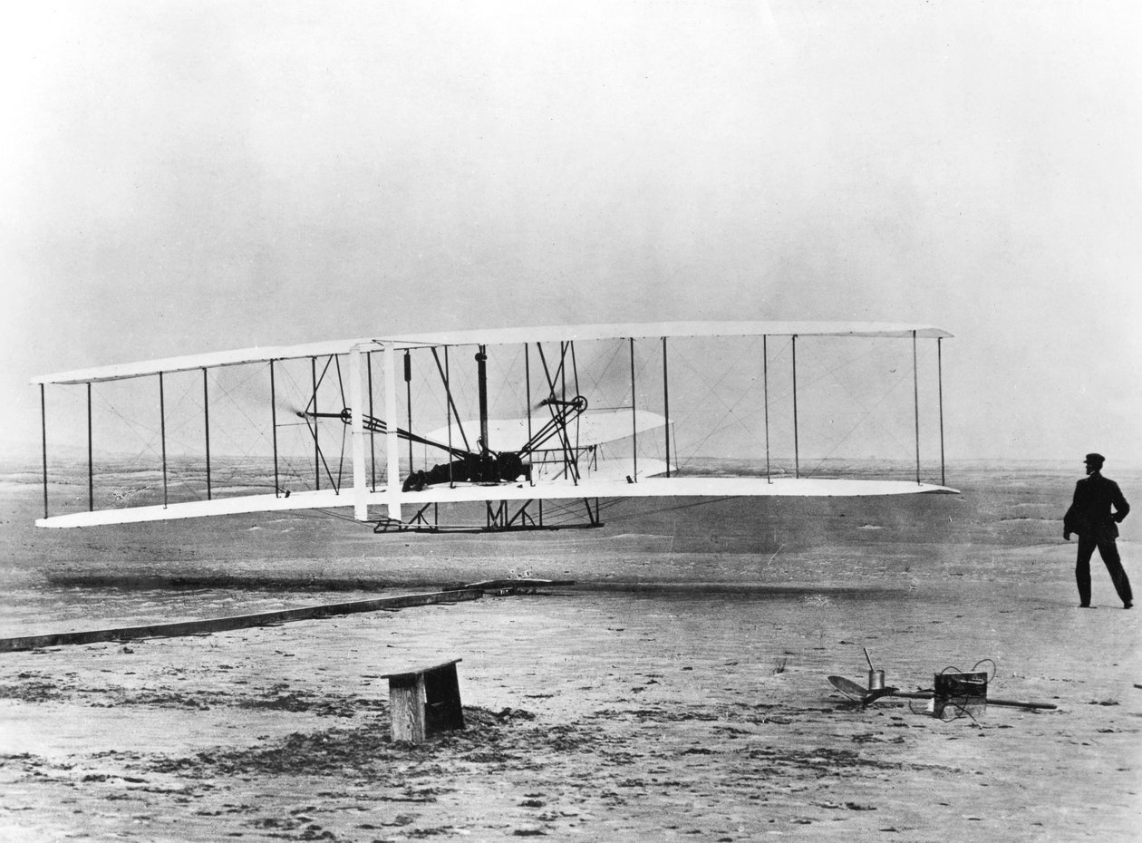 1903年12月17日，威尔伯和奥维尔·赖特（Wilbur and Orville Wright）进行首次动力飞行，北卡罗莱纳州 作者 不明