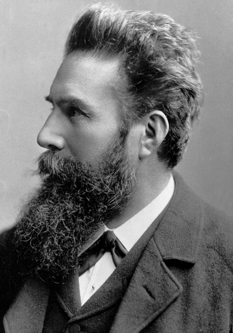 威廉·康拉德·冯·伦琴（Wilhelm Konrad von Roentgen），德国物理学家，1901年 作者 不明