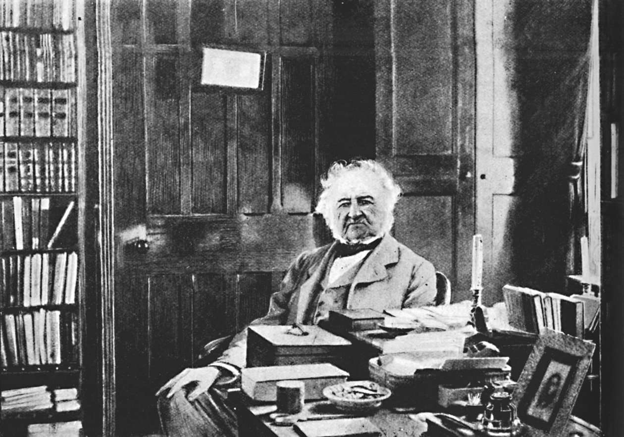 威廉·格拉德斯通（William Gladstone）-坐在他的学习桌旁的宏伟老人，c1925 作者 不明