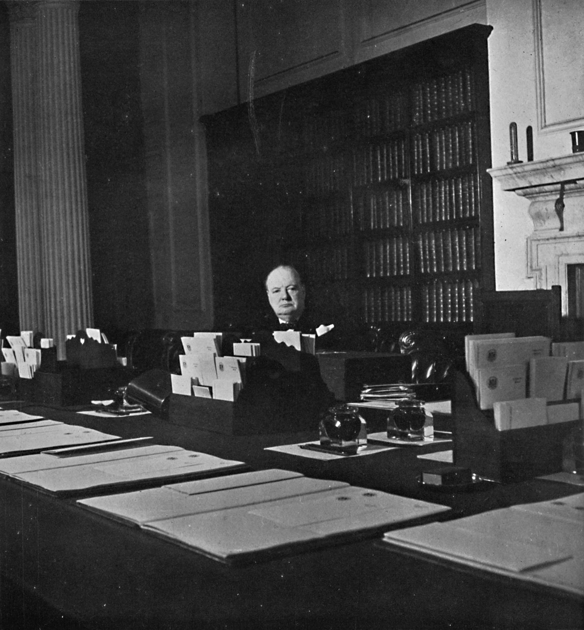 温斯顿·丘吉尔（Winston Churchill），1940年代唐宁街10号内阁会议室，1945年 作者 不明