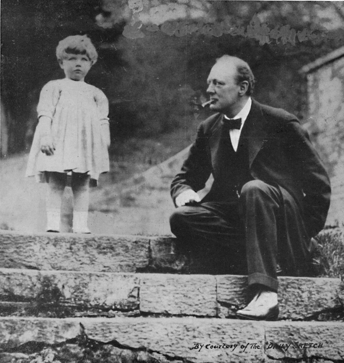 温斯顿·丘吉尔（Winston Churchill）和女儿玛丽（Mary）在查特韦尔（Chartwell），摄于1924年，1945年 作者 不明