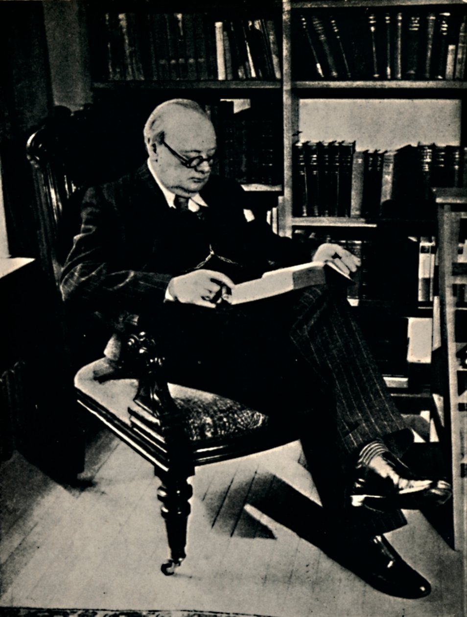 温斯顿·斯宾塞·丘吉尔（Winston Spencer Churchill）在他的图书馆，1945年。 作者 不明