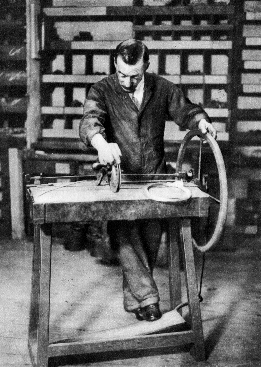 1926-1927年，伦敦，金属丝被卷成弹簧，用于弹簧锁 作者 不明