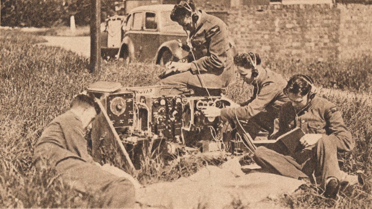1940年，最新型训练机器中的无线操作员 作者 不明
