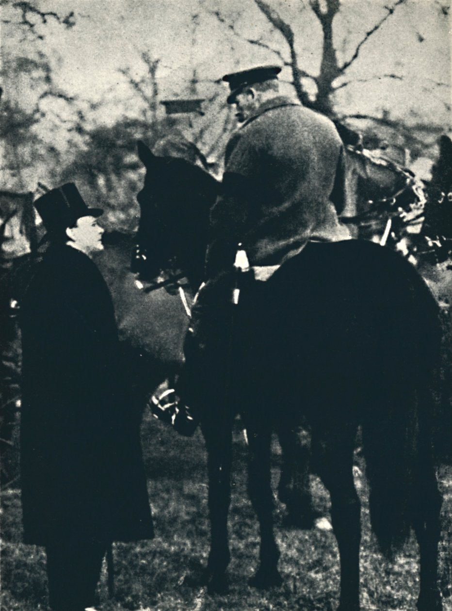 1913年和1945年，乔治五世国王参加军事演习。 作者 不明