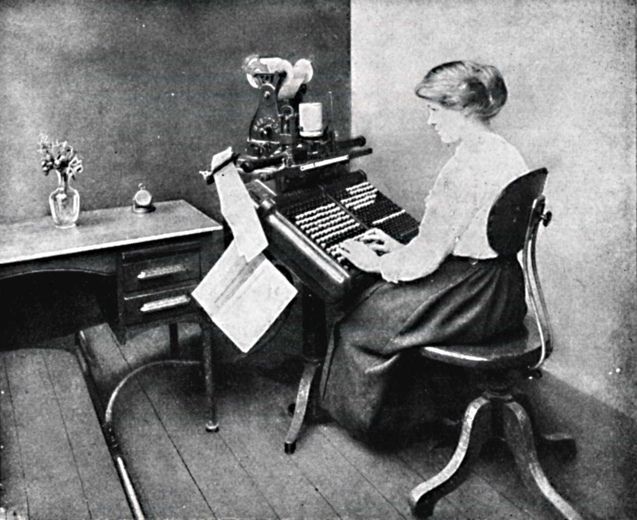 1917年，单色键盘上的女操作员 作者 不明