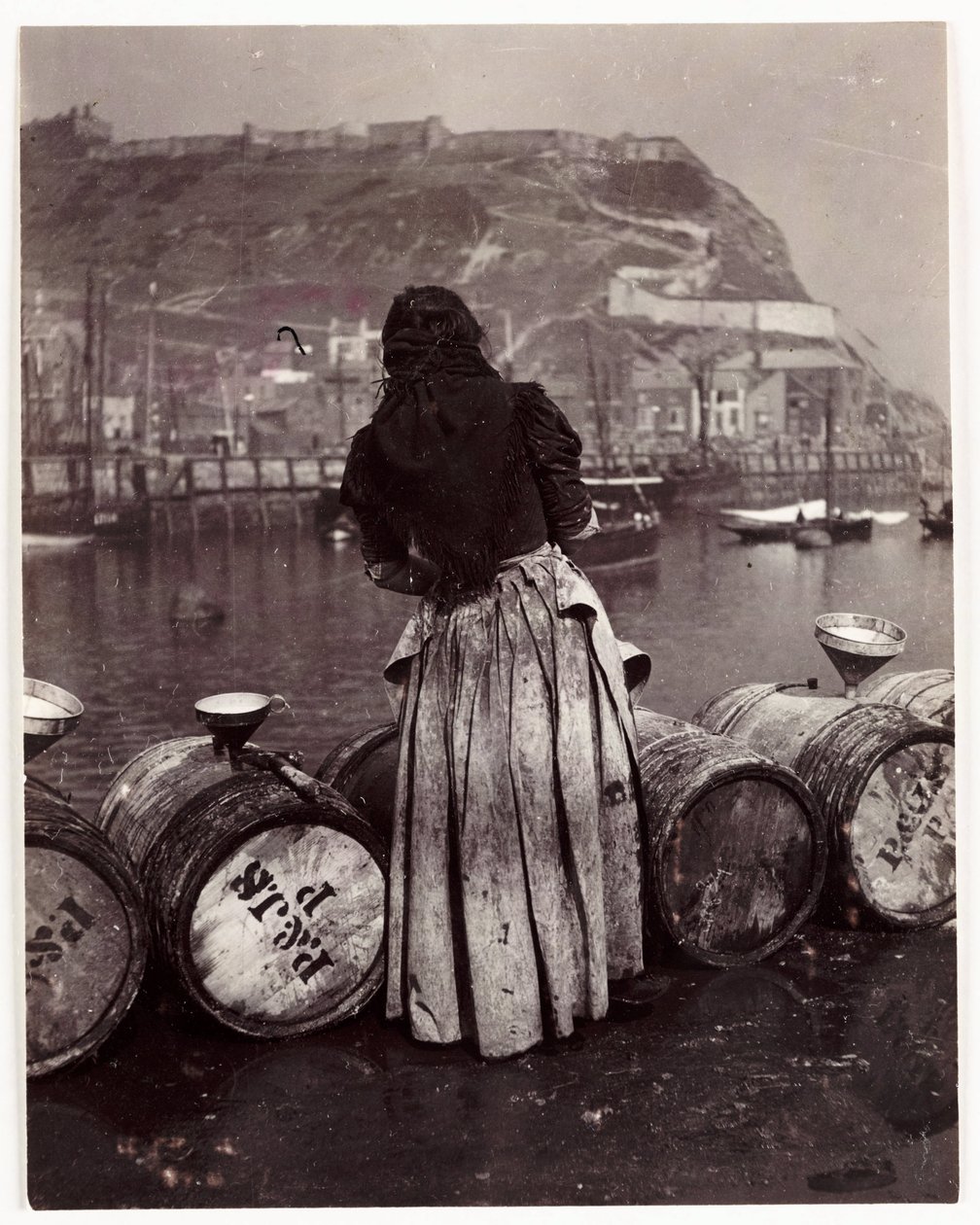 女人和桶，惠特比港，约 1905 年 作者 不明