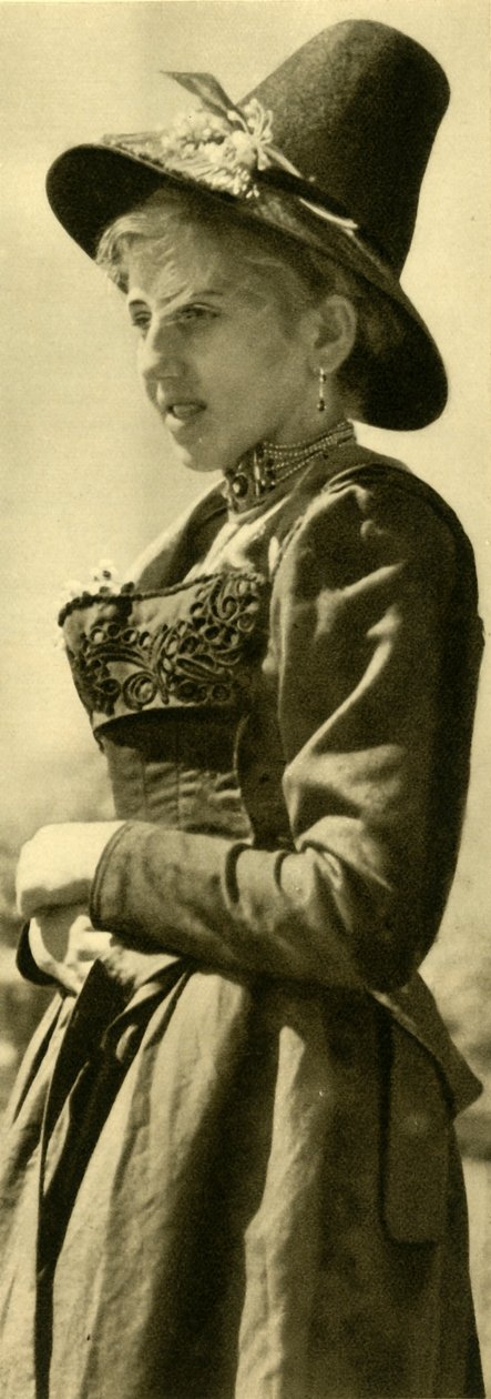 身着传统服装的妇女，蒂罗尔，奥地利，c1935年。 作者 不明