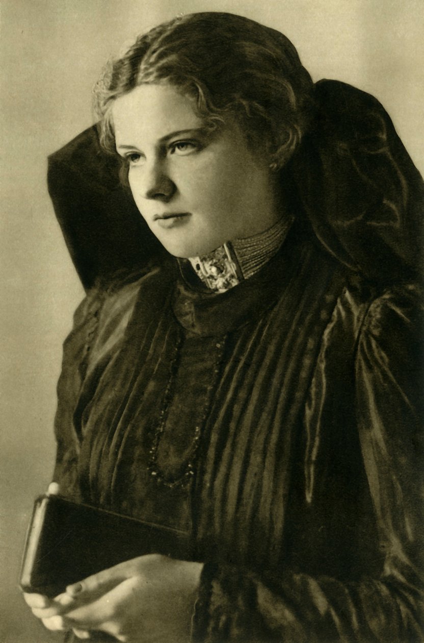 身着传统服装的妇女，上奥地利州，c1935年。 作者 不明