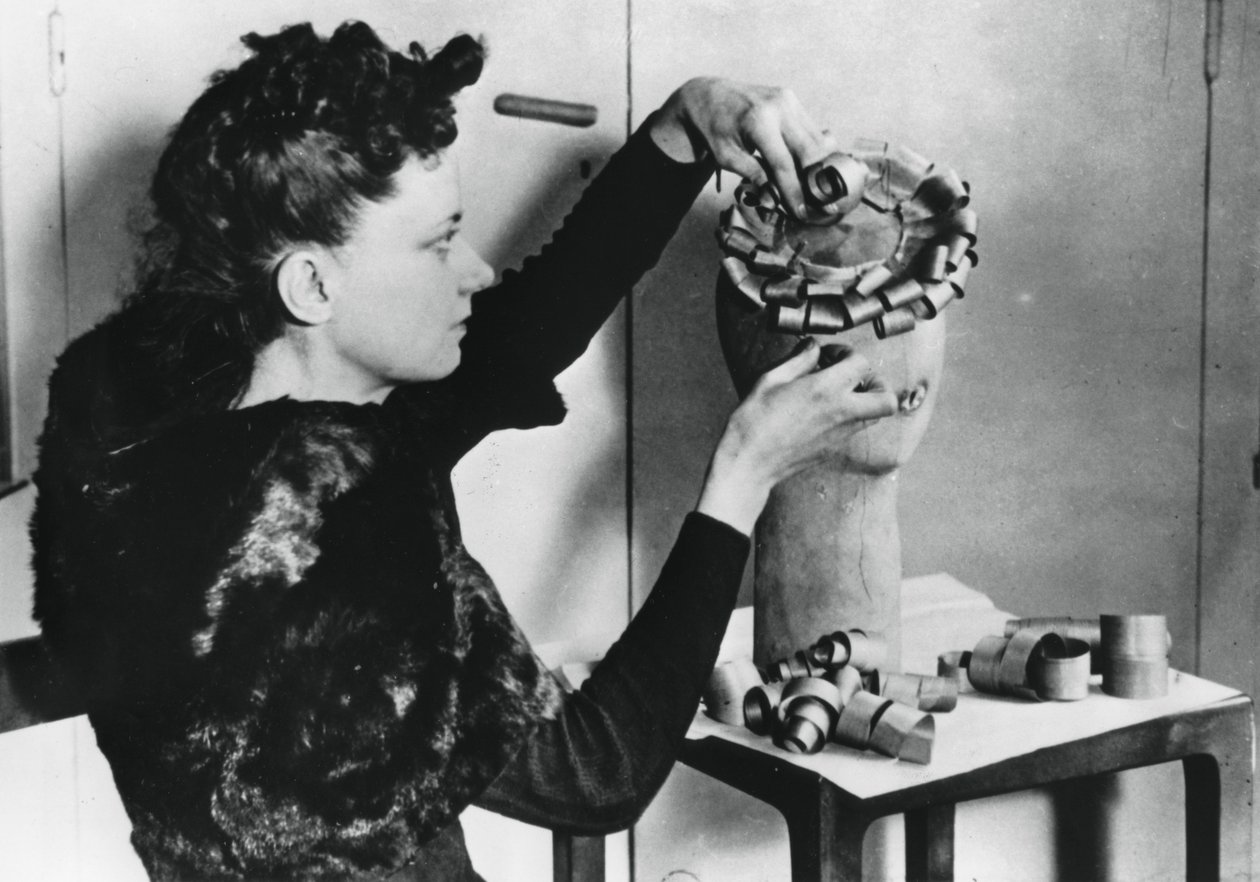 1941年4月，德国占领法国的妇女用刨花做帽子 作者 不明
