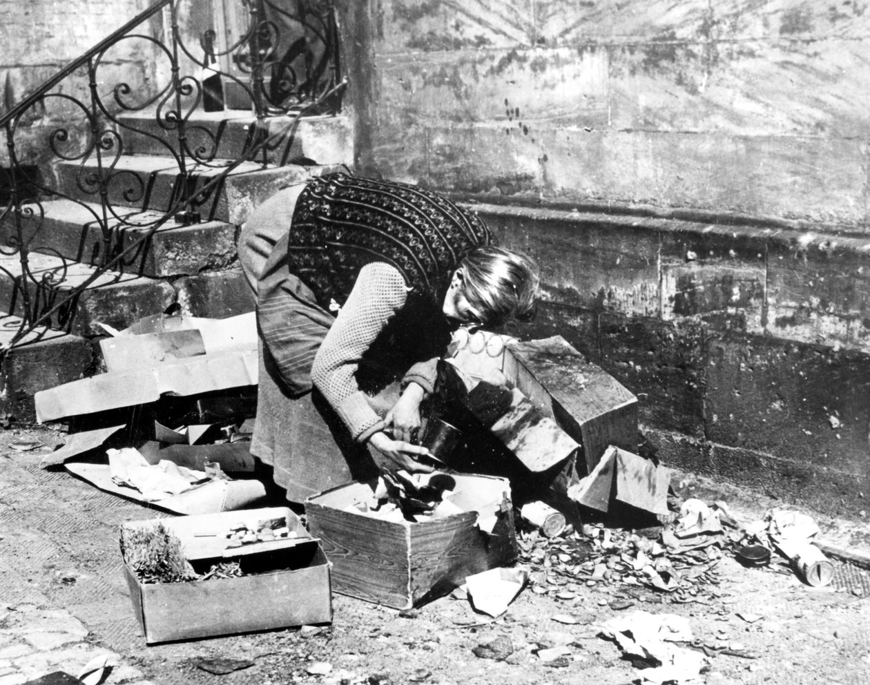 1945年4月，德国拜罗伊特，女人在寻找食物 作者 不明