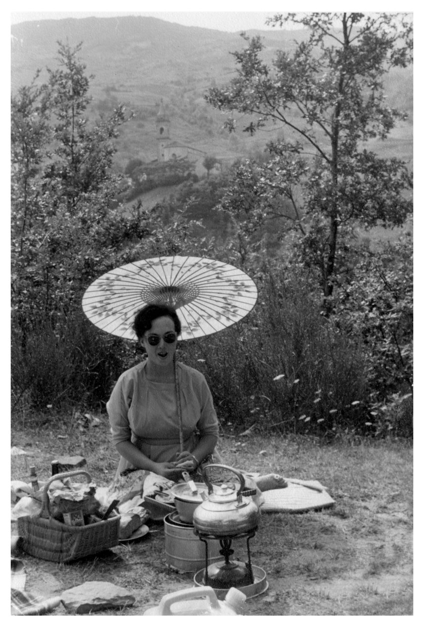 在野餐的阳伞下的女人，c1950-1969 作者 不明