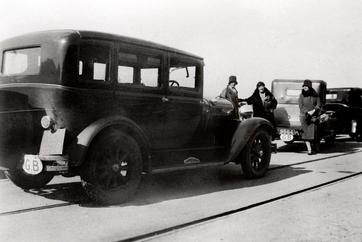 妇女和停放的汽车，1930年 作者 不明
