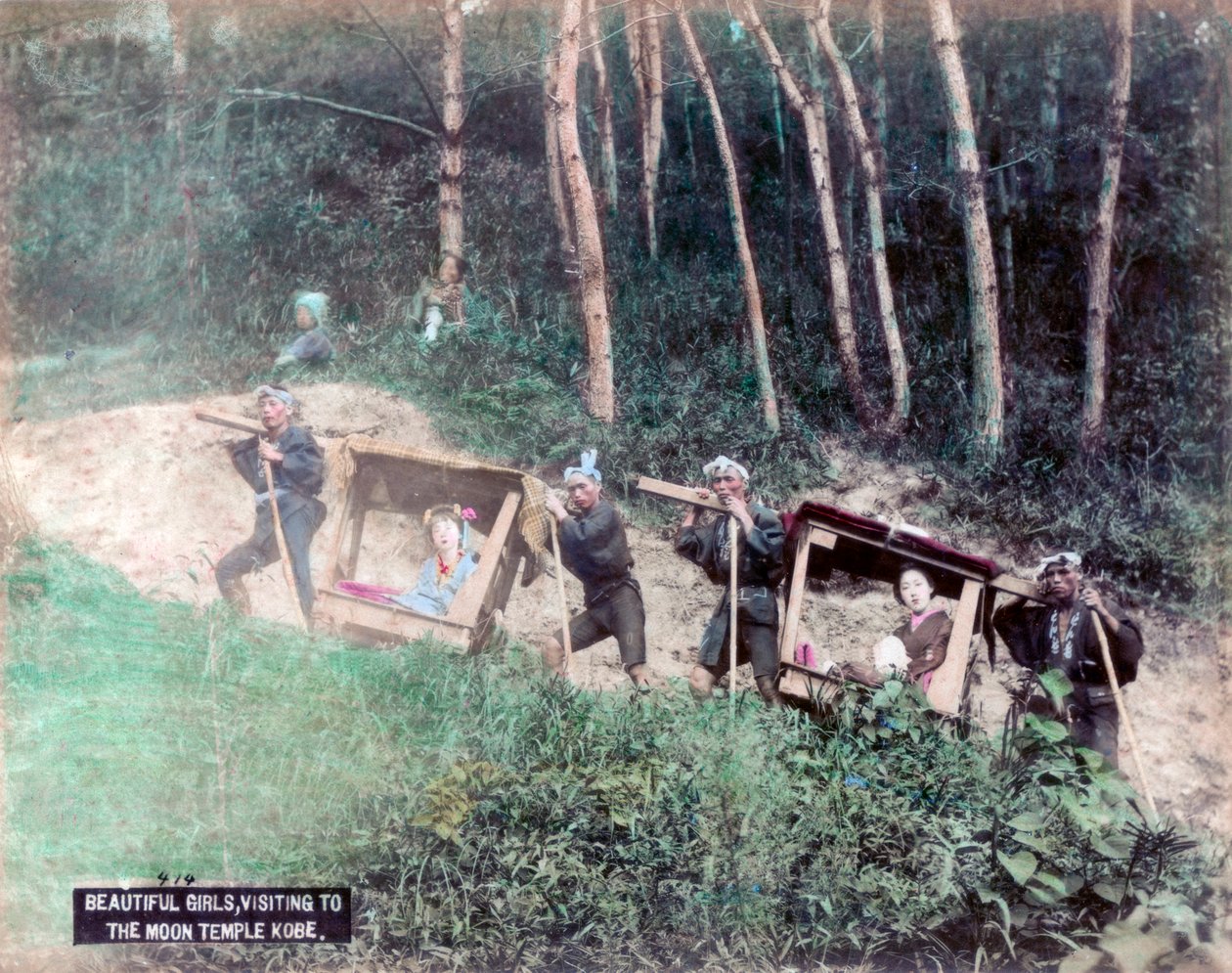 妇女穿着马甲前往日本神户玛雅山月亮寺 作者 不明