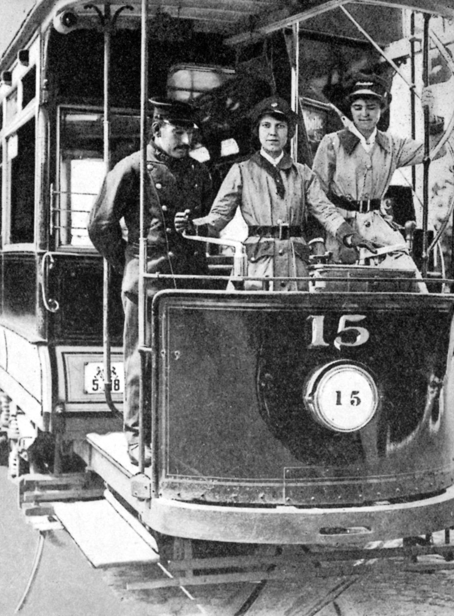 1917年至1936年，女性学习驾驶电车 作者 不明